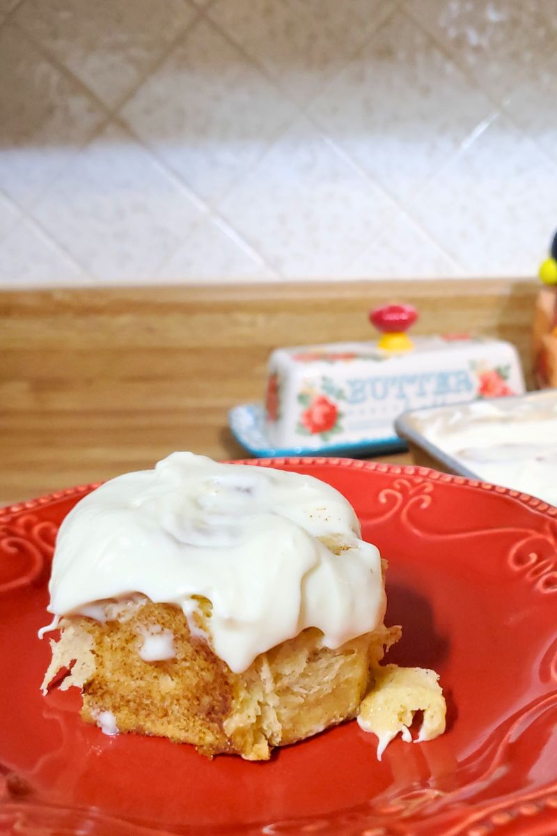 The best cream cheese cinnamon rolls on a Pioneer Woman plate.